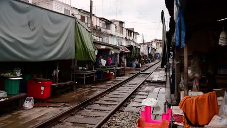 Eine-Aufregende-Zugfahrt-Zum-Mae-Klong-Eisenbahnmarkt