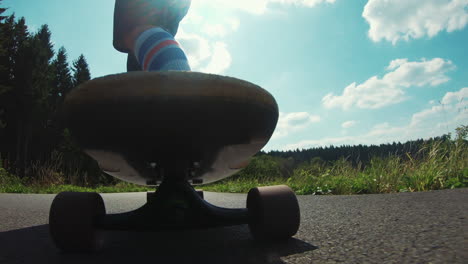 Männliche-Person-Mit-Weißen-Hohen-Socken-Longboarding