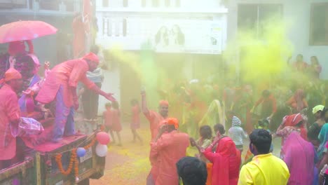 Jugando-Holi-Con-Colores-En-Visarjan-En-El-Festival-Ganesh-De-La-India