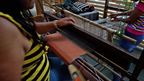 Un-Artesano-De-Telas-Demuestra-El-Tejido-Tradicional-De-Material-&quot;hablon&quot;-En-Una-Exposición-En-La-Ciudad-De-Iloilo,-Filipinas