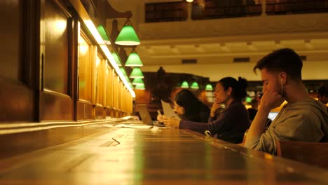 Biblioteca-Estatal-Victoria-En-La-Noche-Gente-Estudiando-En-La-Biblioteca-De-Melbourne-Atracciones-Turísticas-De-Melbourne,-Biblioteca-De-Melbourne