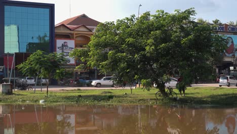 Toma-Panorámica-Del-Tráfico-Visto-Desde-El-Otro-Lado-De-La-Orilla-Del-Río