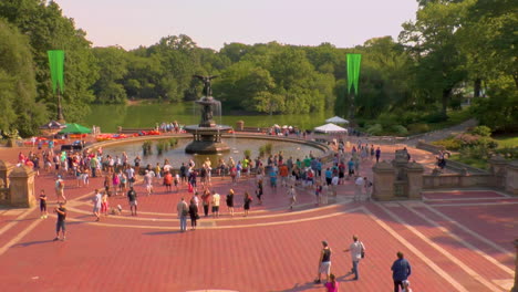 Pan,-Fuente-De-Bethesda-En-El-Icónico-Parque-Central-De-La-Ciudad-De-Nueva-York-En-Un-Día-De-Verano-Como-Un-Molino-Turístico-En-La-Distancia