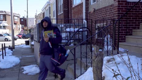 Un-Trabajador-De-Usps-Entrega-Correo-En-El-Norte-De-Filadelfia-En-Un-Día-Frío-De-Marzo