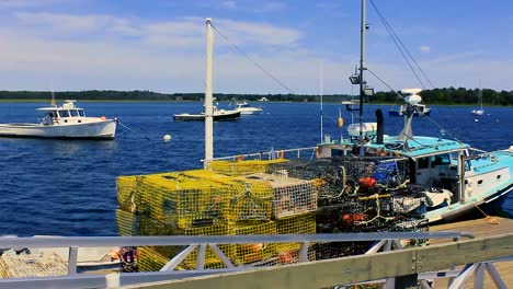 Lobsterman-Aborda-Su-Barco-En-El-Puerto-De-Pinepoint,-Maine