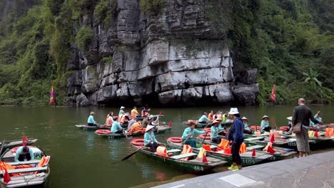 Tretboote-Kommen-An-Einer-Laderampe-Am-Day-River-An-Und-überblicken-Die-Karstgebirgsformation-Aus-Kalkstein,-Handaufnahme