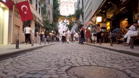 Lugareños-Y-Turistas-Caminan-Y-Exploran-La-Popular-Torre-De-Galata-En-Beyoglu,-Turquía