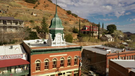 Historisches-Pythian-Castle-Und-Copper-City-Saloon-In-Bisbee,-Arizona,-USA-Unter-Dem-Sonnigen-Tag