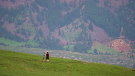 Hombre-Y-Mujer-Corriendo-Por-Senderos-En-Primavera