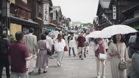 Japoneses-Caminando-Por-La-Calle-De-Ise-En-Japón-En-Un-Día-Caluroso-Y-Soleado---Cámara-Lenta-A-Mitad-De-Camino