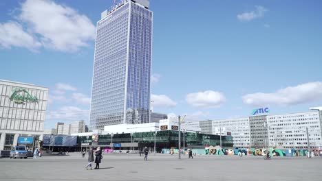 Distanciamiento-Social-En-Tiempos-De-Corona-Virus-En-Berlín-Alexanderplatz