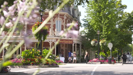 Malerisches-Straßenbild-In-Der-Kleinen-Stadt-Niagara-on-the-Lake,-Ontario