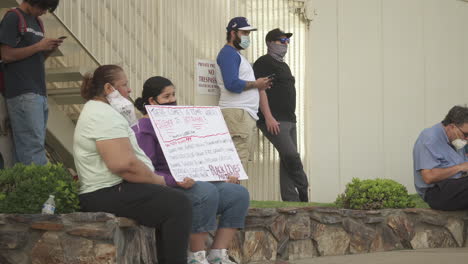 Concéntrese-En-La-Mujer-Con-Un-Cartel-Escrito-A-Mano-En-La-Protesta-De-Las-Vidas-Negras-Importa,-Tiro-Estático