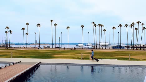 Caminando-Por-El-Paseo-Marítimo-De-San-Diego-Con-Una-Fuente