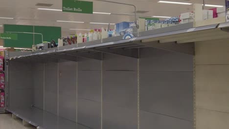 Cámara-Lenta-Interior-Vacío-Reino-Unido-Supermercado-Papel-Higiénico-Pasillo-Pánico-Compra-Corona-Virus-Venta-Al-Por-Menor