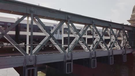 Blackfriars-Railway-Bridge-London-Mit-Einem-Zug,-Der-Die-Themse-überquert-Und-Zum-Bahnhof-Blackfriars-Fährt