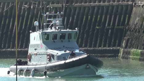 Border-Force-boat-enters-the-Dover-docks,-UK