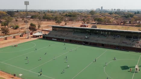 Un-Tiro-De-Dron-De-Avance-De-Un-Partido-De-Hockey-Sobre-Césped-En-Condiciones-Soleadas