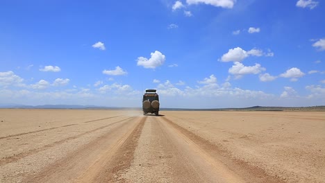 Toyota-Land-Cruiser-Modificado-Se-Aleja-En-Un-Camino-De-Arena-Del-Desierto-Plano