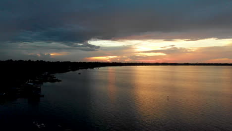 Sonnenuntergang-Drohne-Erschossen-See-Mit-Booten