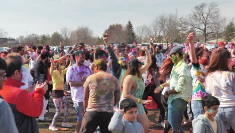 Große-Menschenmenge-Tanzt-Gemeinsam-Beim-Open-Air-Holi-Festival