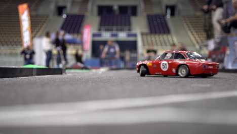 Pequeño-Coche-Rc-Rojo-En-La-Pista-Girando-A-La-Izquierda