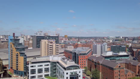 Tiro-Inclinado-Del-Centro-De-La-Ciudad-De-Leeds-Durante-El-Día-Soleado-De-Verano-Desde-Un-Punto-De-Vista-Alto-Que-Se-Mueve-Desde-El-Aire-Del-Río---Taxi-Acuático-Al-Cielo-Azul