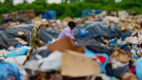 Dos-Personas-Empobrecidas-Tamizan-Montones-De-Basura-En-Un-Basurero-De-La-Ciudad