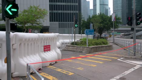 Aus-Angst-Vor-Demonstrationen-Regierungsfeindlicher-Demonstranten-In-Hongkong-Errichtet-Die-Polizei-Rund-Um-Das-Gebäude-Des-Legislativrats-Barrikaden