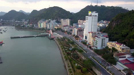 Puerto-Largo-Colgado-En-La-Bahía-De-Lan-Ha-Con-El-Muelle-Principal-Del-Ferry-Y-Hoteles-Visibles,-Plataforma-Rodante-Aérea-En-Toma