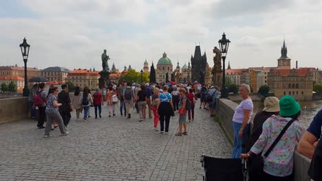 Puente-De-Carlos-En-Praga,-Turistas-Paseando