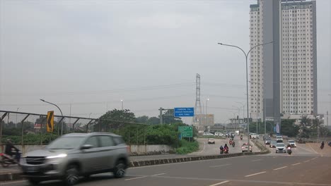 Tráfico-Urbano-Durante-La-Pandemia-Del-Virus-De-La-Corona-Durante-El-Día,-Covid-19