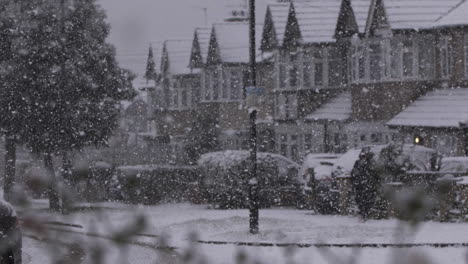 Pasado-De-Conducción-De-Automóviles-Durante-Las-Fuertes-Nevadas-Pasado-Casas-Residenciales-En-Londres