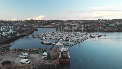 Puerto-De-Kinsale-Durante-La-Noche-De-Invierno-Con-Vistas-Al-Barco-Pesquero,-El-Puerto-Deportivo-Y-La-Ciudad-En-La-Distancia