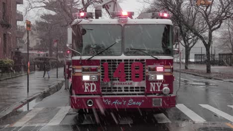 Camión-De-Bomberos-Del-Departamento-De-Bomberos-De-Nueva-York-Con-Luces-Intermitentes-Bajo-La-Nieve---Toma-Amplia