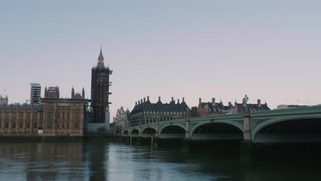 Una-Toma-Estática-Del-Big-Ben-Y-El-Puente-De-Westminster-En-Una-Mañana-De-Invierno-Durante-El-Nivel-4-De-La-Pandemia-De-Corona