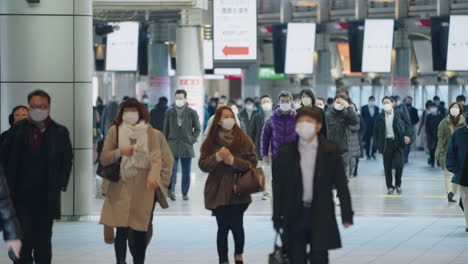 Personas-En-La-Estación-De-Shinagawa-Con-Mascarilla-Debido-Al-Brote-De-Una-Nueva-Variante-De-Covid-19-En-Tokio,-Japón