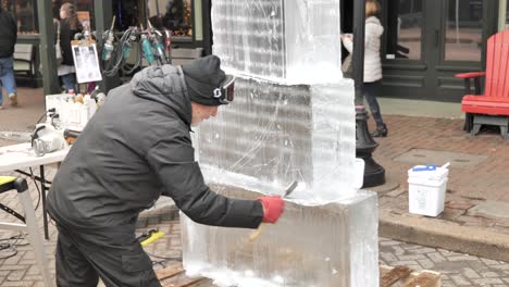 Escultor-De-Hielo-Dibujando-Sobre-Bloques-De-Hielo-Con-Cincel