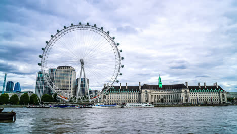 Londres,-Inglaterra,-Alrededor:-Timelapse-London-Eye-Con-El-Río-Támesis-En-Londres,-Inglaterra