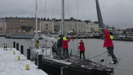 Muelle-Cubierto-De-Nieve-En-Helsinki-En-Invierno