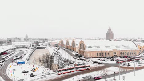 Fuera-De-Temporada-El-Bazar-Del-Mercado-Más-Grande-De-Riga-Europa-Central-En-Invierno