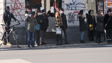 Multitud-De-Personas-Enmascaradas-Durante-La-Pandemia-Esperando-Luz-Verde-Para-Cruzar-La-Calle-En-El-Centro-De-La-Ciudad-De-Monza,-Norte-De-Italia