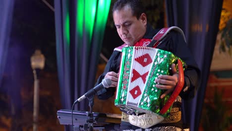 Primer-Plano-De-Un-Acordeonista-De-La-Banda-De-Mariachis-En-El-Escenario-En-Mérida,-México