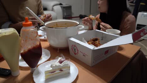 Pareja-Comiendo-Kfc-El-Día-De-Navidad---Tradición-Japonesa