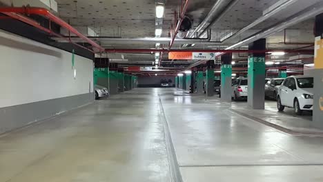 Conducción-De-Automóviles-En-Un-área-De-Estacionamiento-Subterráneo-Con-Automóviles-Estacionados-En-Burgas,-Bulgaria---Punto-De-Vista,-Plano-General