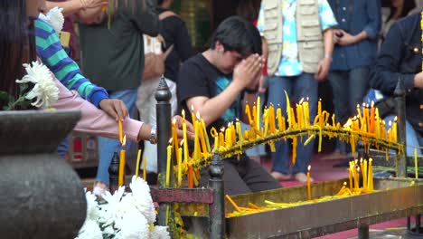 Orando-Dentro-Del-Templo-Doi-Suthep-En-Chiang-Mai,-Tailandia