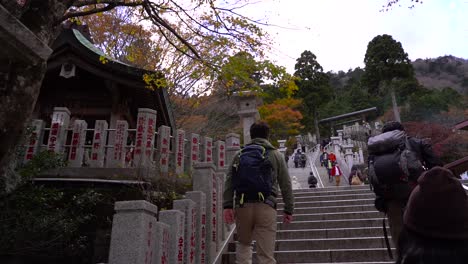 POV-Zeitlupe-Beim-Aufstieg-über-Steinstufen-Zum-Tempel-In-Asien-Mit-Herbstfarben