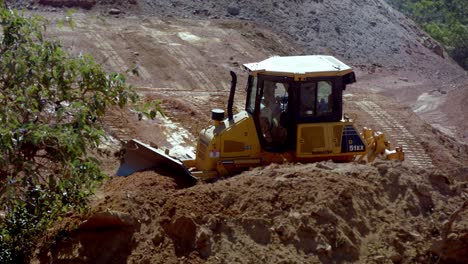 Ein-Bulldozer-Schiebt-Erdhaufen-Beim-Ausheben-Einer-Großbaustelle