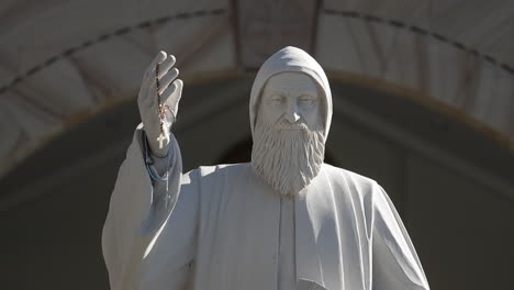 Primer-Plano-De-Rosario-Colgando-De-La-Estatua-Ubicada-En-El-Monasterio-De-San-Charbel-En-Un-Día-Soleado