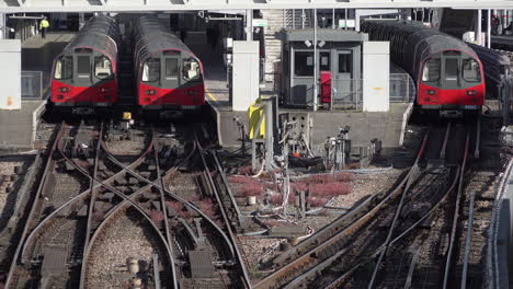 Ein-Zeitraffer-Des-Transports-Für-Londoner-U-bahnen-Kommen-Und-Fahren-Während-Des-Ausbruchs-Des-Coronavirus-In-Der-Morgendlichen-Hauptverkehrszeit-Vom-Bahnhof-Stratford-Ab